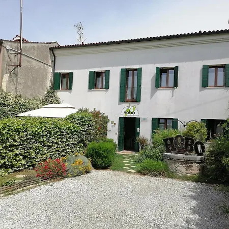 Hobo Nocleg ze śniadaniem 4*