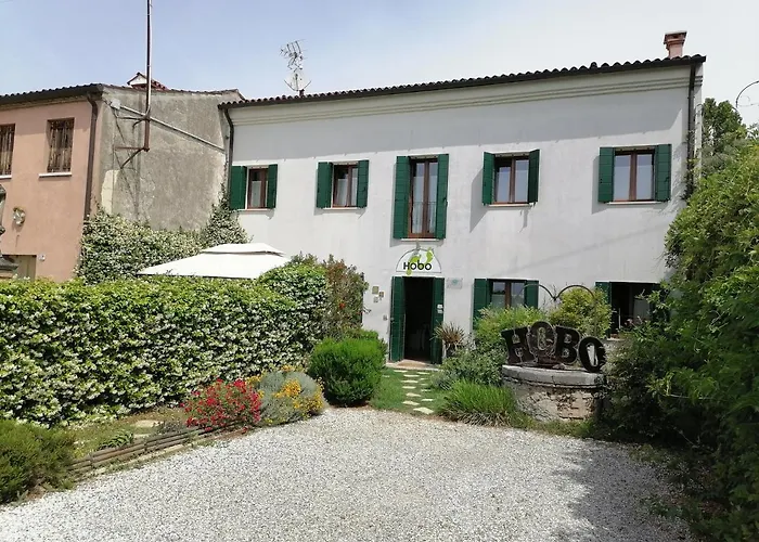 Hobo Nocleg ze śniadaniem 4*